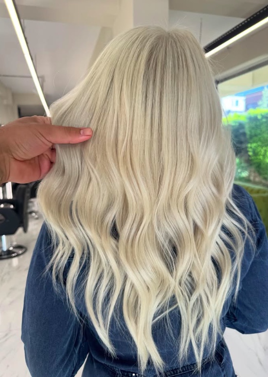 Baby blonde tonunda, uçları dalgalı uzun saç