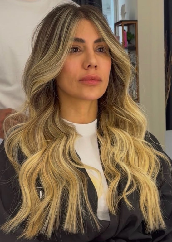 Koyu kökten bal sarısına geçen, yüzü çevreleyen balayage