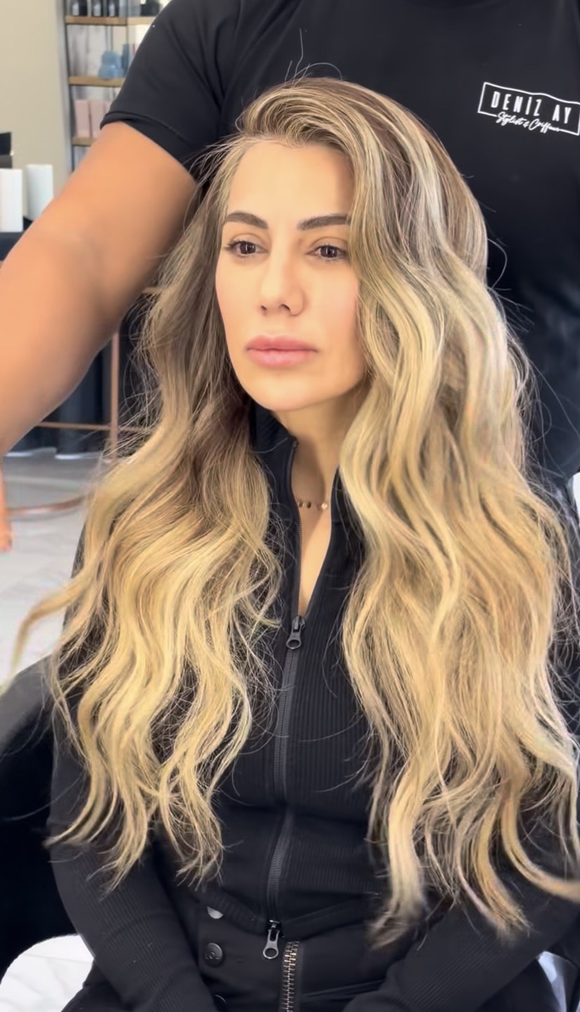 Koyu kahve kökten sarıya balayage, arkada Deniz Ay ekibinden bir uzman