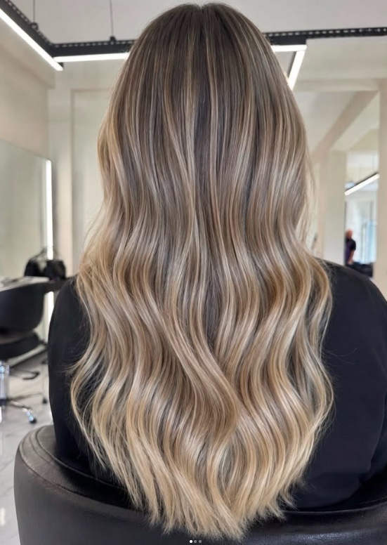 Küllü kumral kökten kum bej uçlara geçen balayage